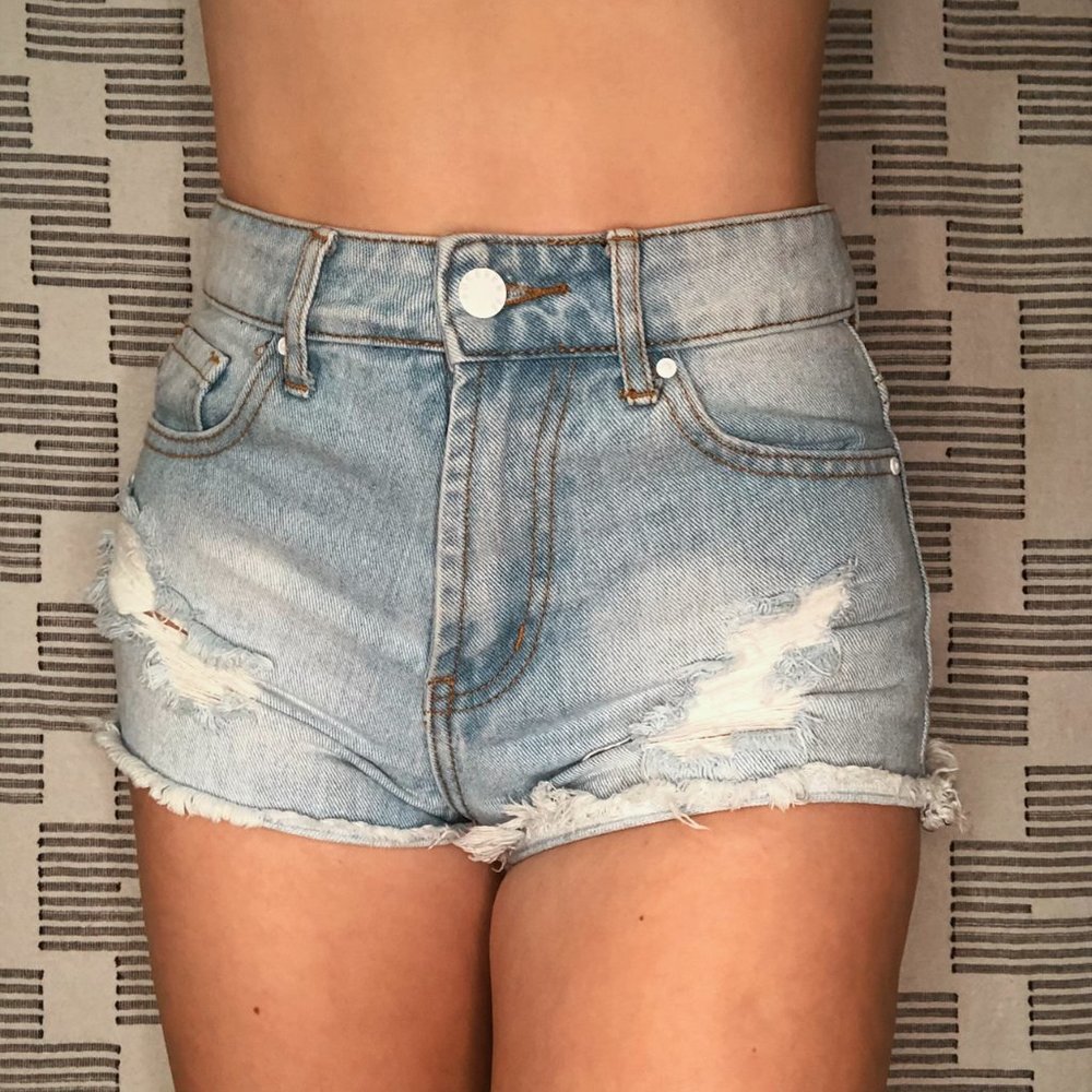 SUPER CUTE LIGHT WASH SHORT SHORTS